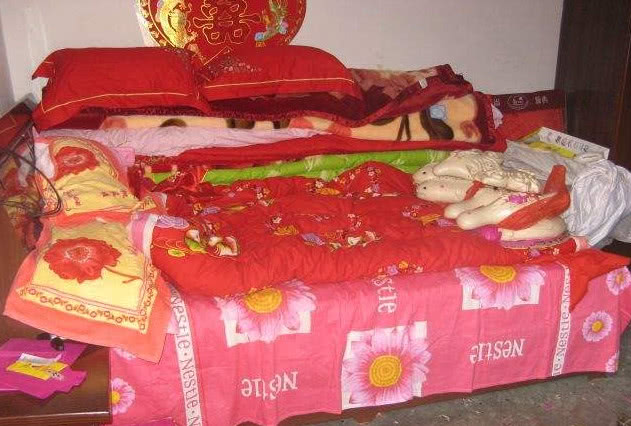老汉娶妻,新婚夜妻子不愿脱衣,老汉不解偷偷掀开被子,傻眼了