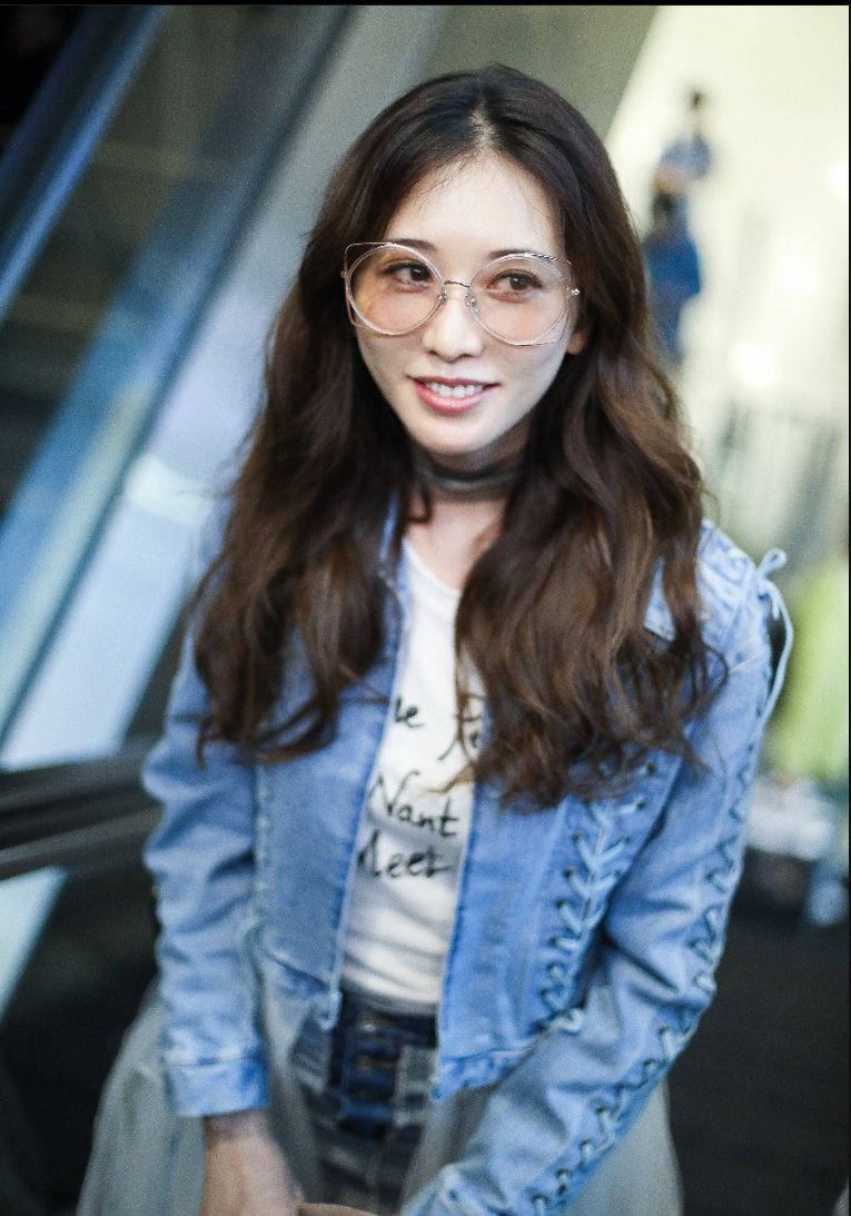 林志玲戴墨镜穿牛仔衣搭配牛仔短裙现身机场 笑容甜美大秀美腿