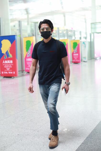 53岁郭富城简约穿搭似35岁,九分裤露出黑色长筒袜!__财经头条