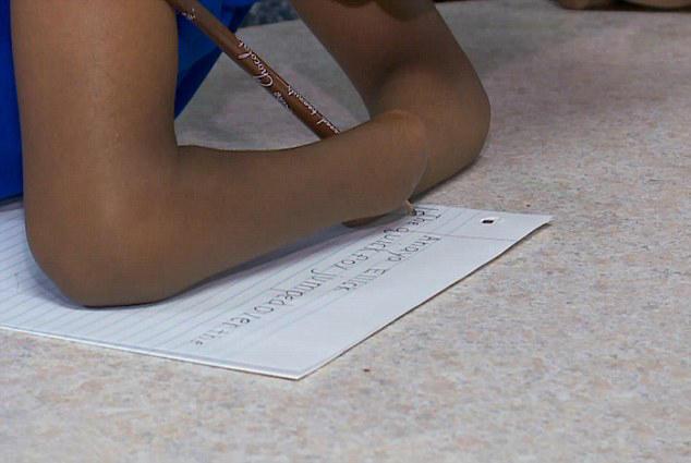 7岁小女孩一出生就没有手掌她靠手臂写字获得书法比赛冠军