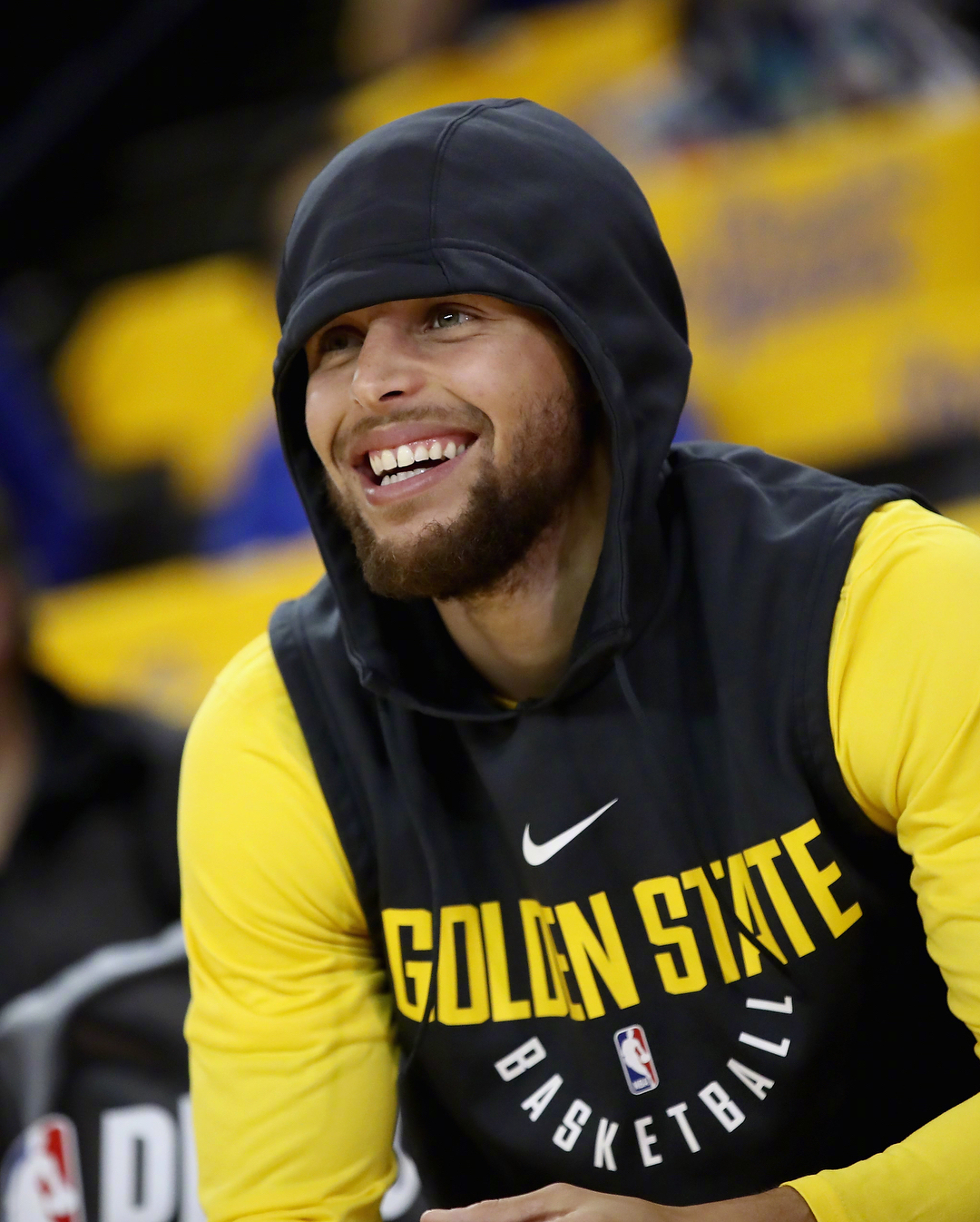 库里g1照片赛前认真热身训练比赛为队友挥舞毛巾