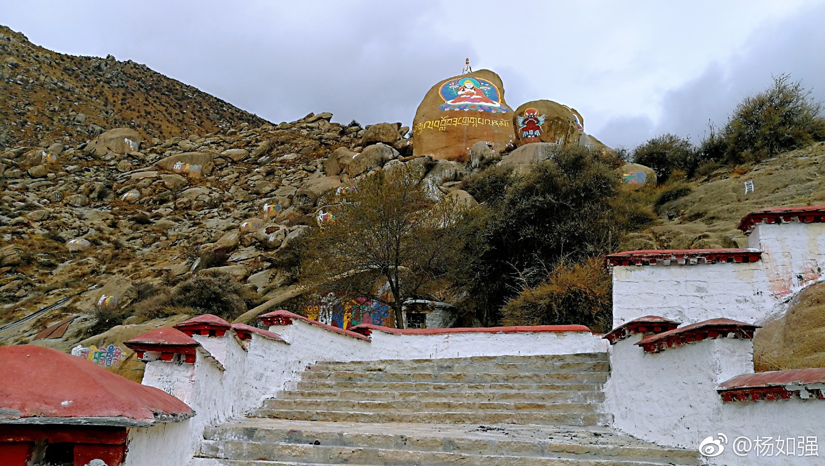 中国藏传佛教格鲁派地位最高的哲蚌寺,座落于更丕乌孜山的怀抱中