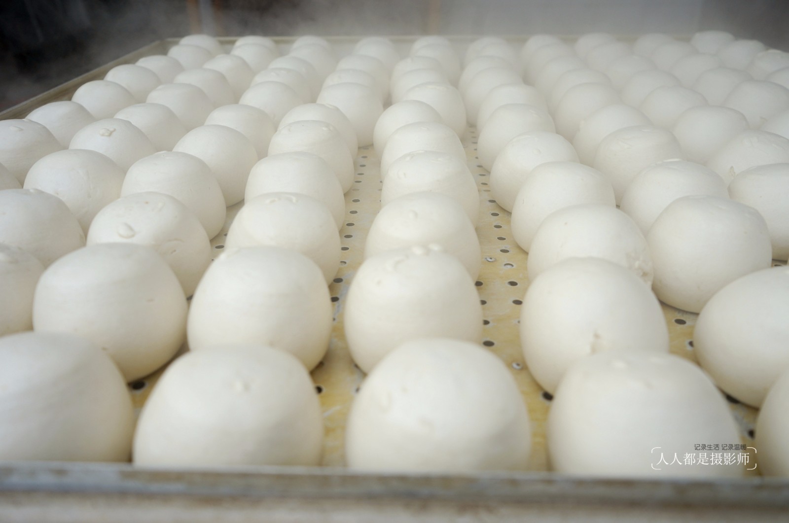 这些圆形馒头很蓬松,看着个头挺大的,用手一捏就变成了一个小团,两三