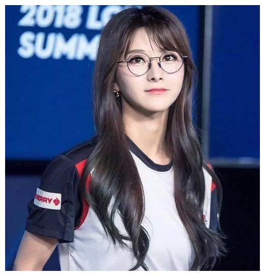 英雄联盟lck赛区女解说,光有颜值就足够了,真的需要这样的吗