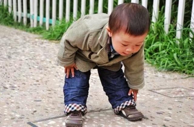 4岁男童严重驼背,竟是因为睡的床,医生怒斥母亲无知