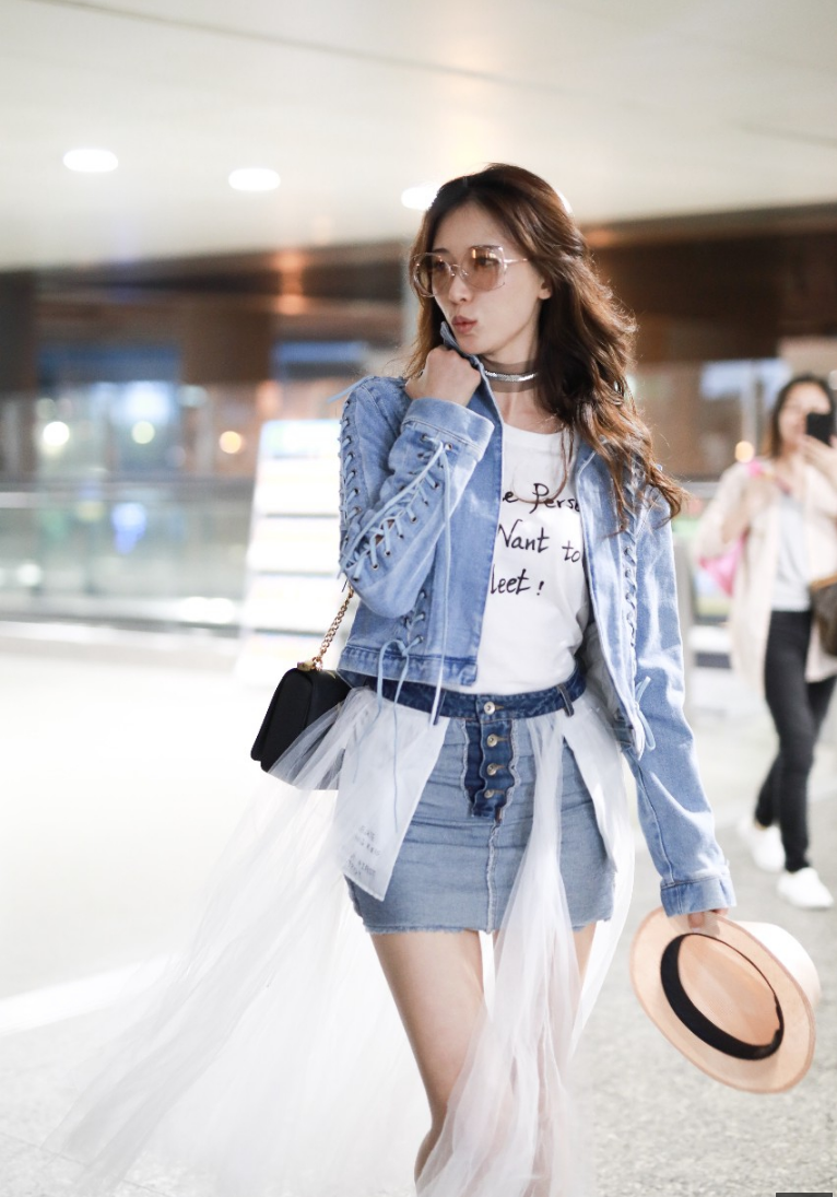 林志玲戴墨镜穿牛仔衣搭配牛仔短裙现身机场 笑容甜美大秀美腿