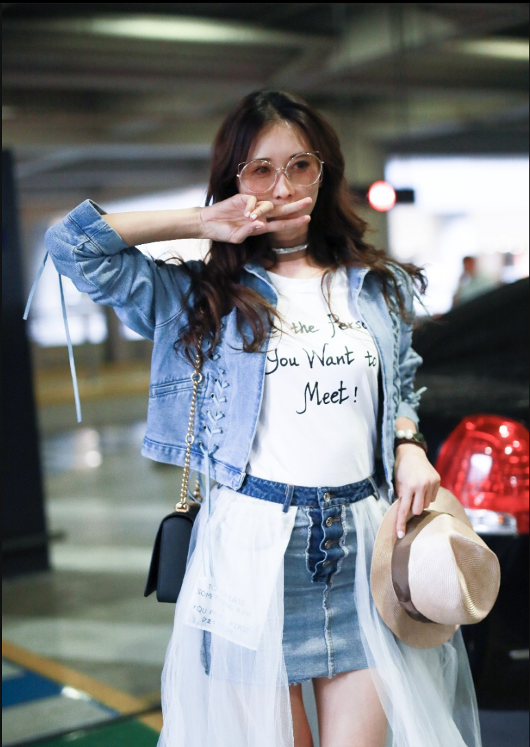 林志玲戴墨镜穿牛仔衣搭配牛仔短裙现身机场 笑容甜美大秀美腿