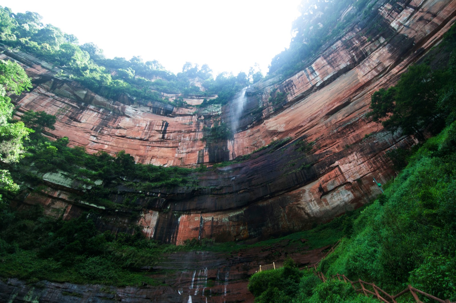 赤水丹霞佛光岩是我国丹霞地貌面积最大,出露最齐,特色最典型的景区