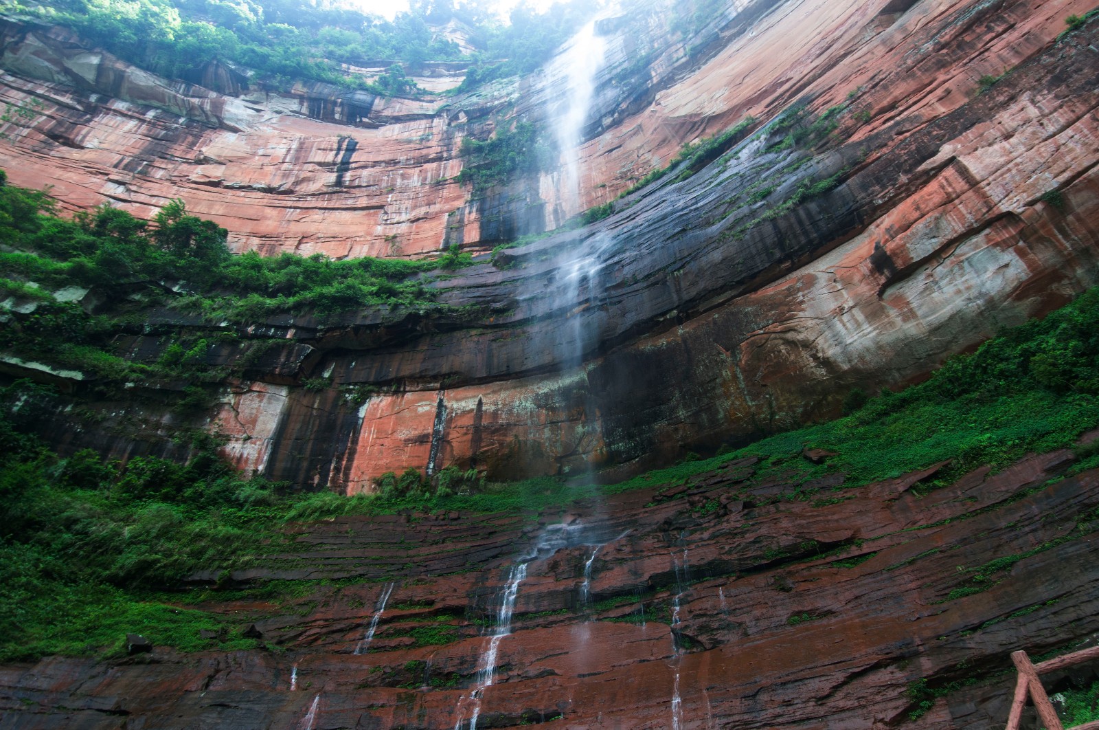 赤水丹霞佛光岩是我国丹霞地貌面积最大,出露最齐,特色最典型的景区