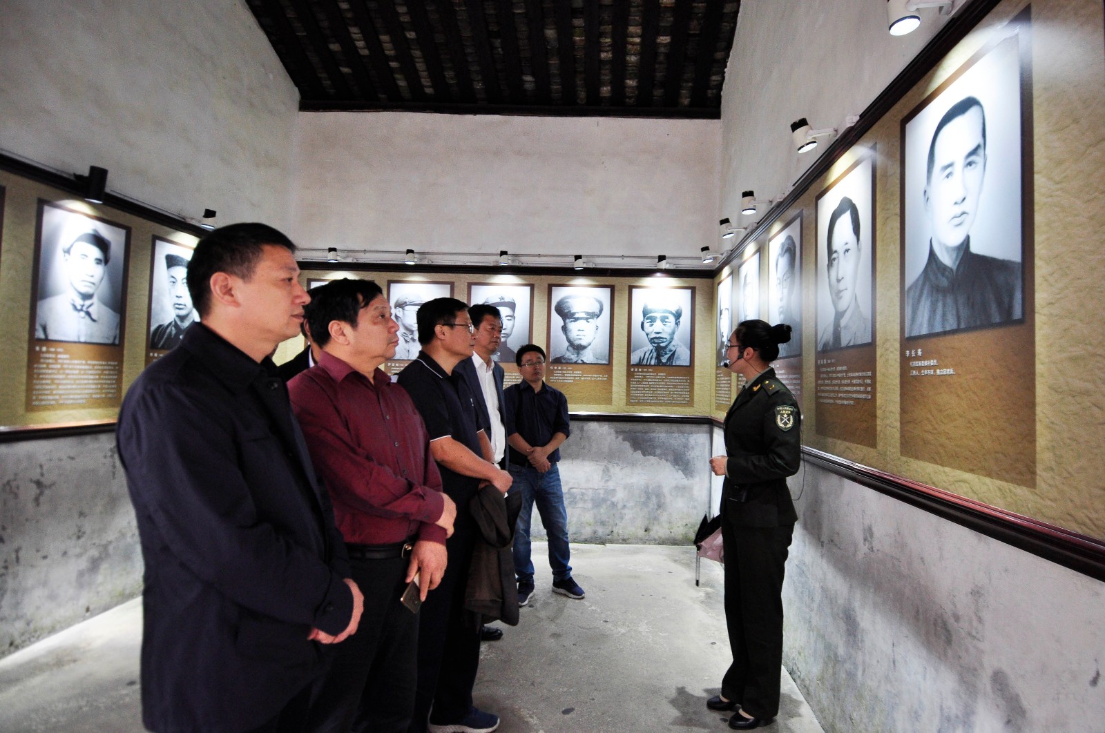 福建上杭：游客穿着红军服参观古田会议会址 接受革命传统教育|古田会议会址|古田会议纪念馆|古田镇_新浪新闻