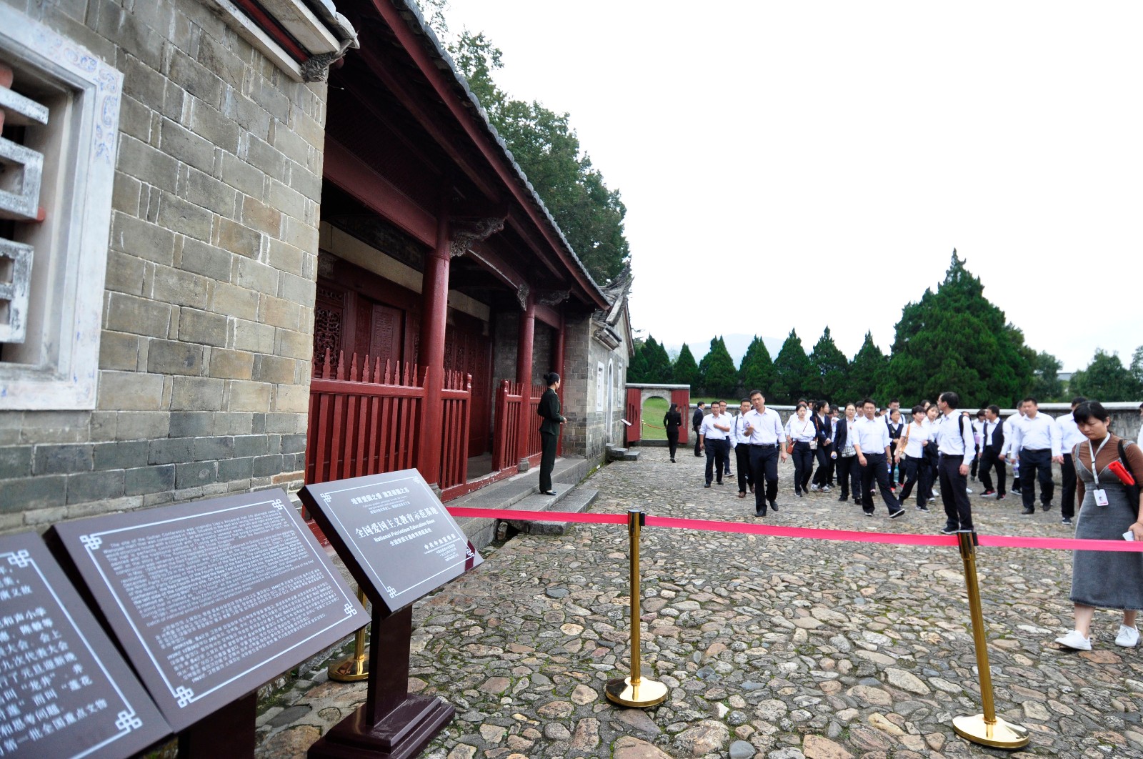 福建上杭：游客穿着红军服参观古田会议会址 接受革命传统教育|古田会议会址|古田会议纪念馆|古田镇_新浪新闻