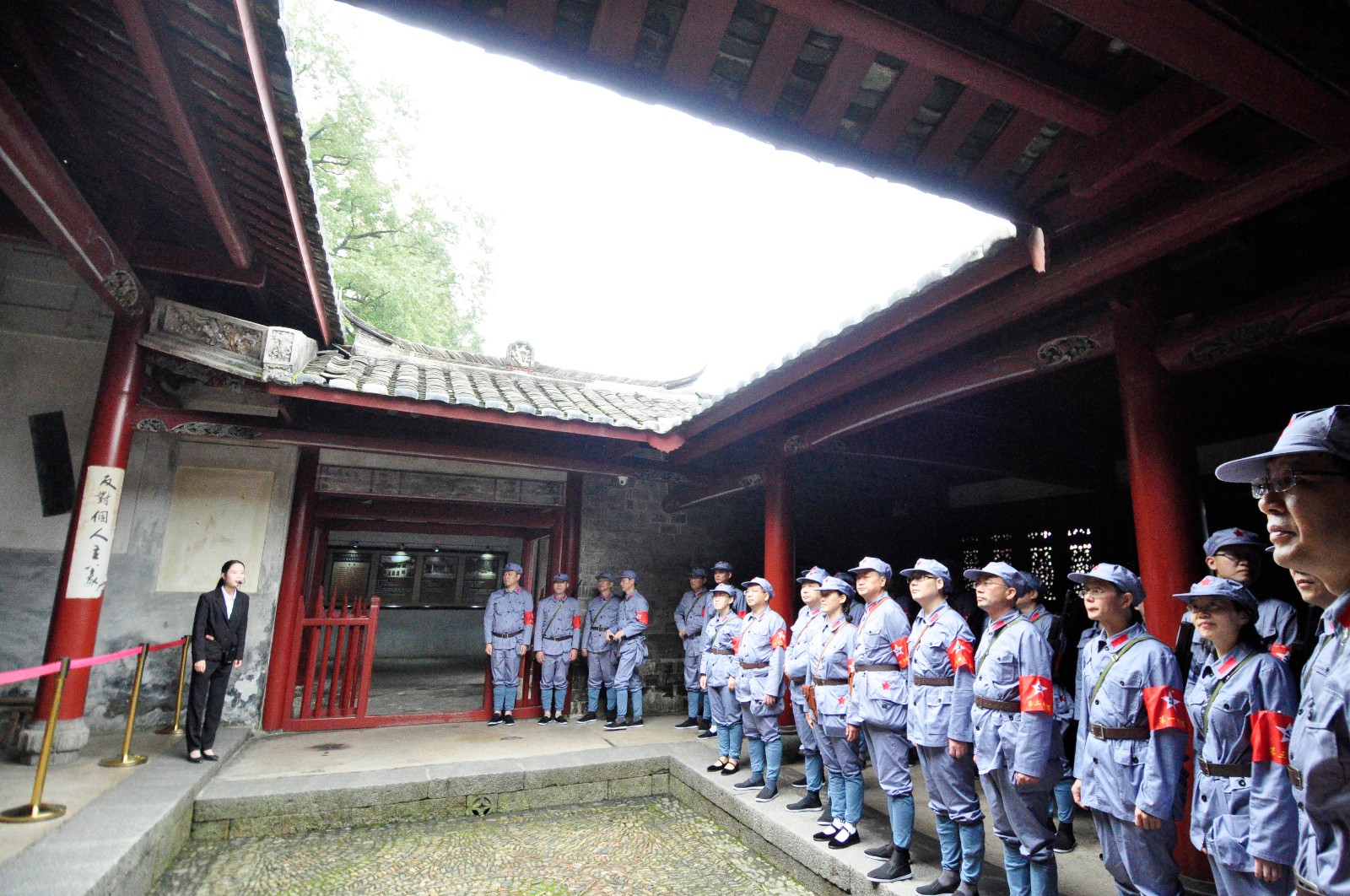 福建上杭：游客穿着红军服参观古田会议会址 接受革命传统教育|古田会议会址|古田会议纪念馆|古田镇_新浪新闻