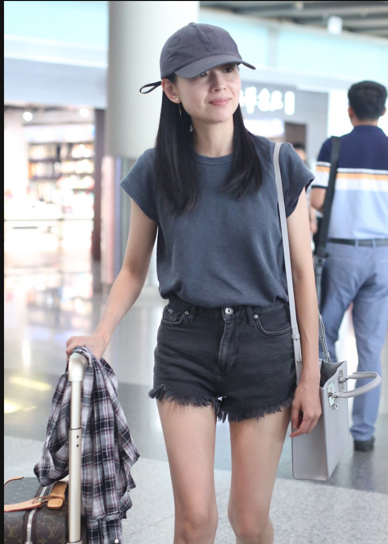 董洁身穿黑色牛仔热裤现身机场 休闲范儿十足满满的少女感