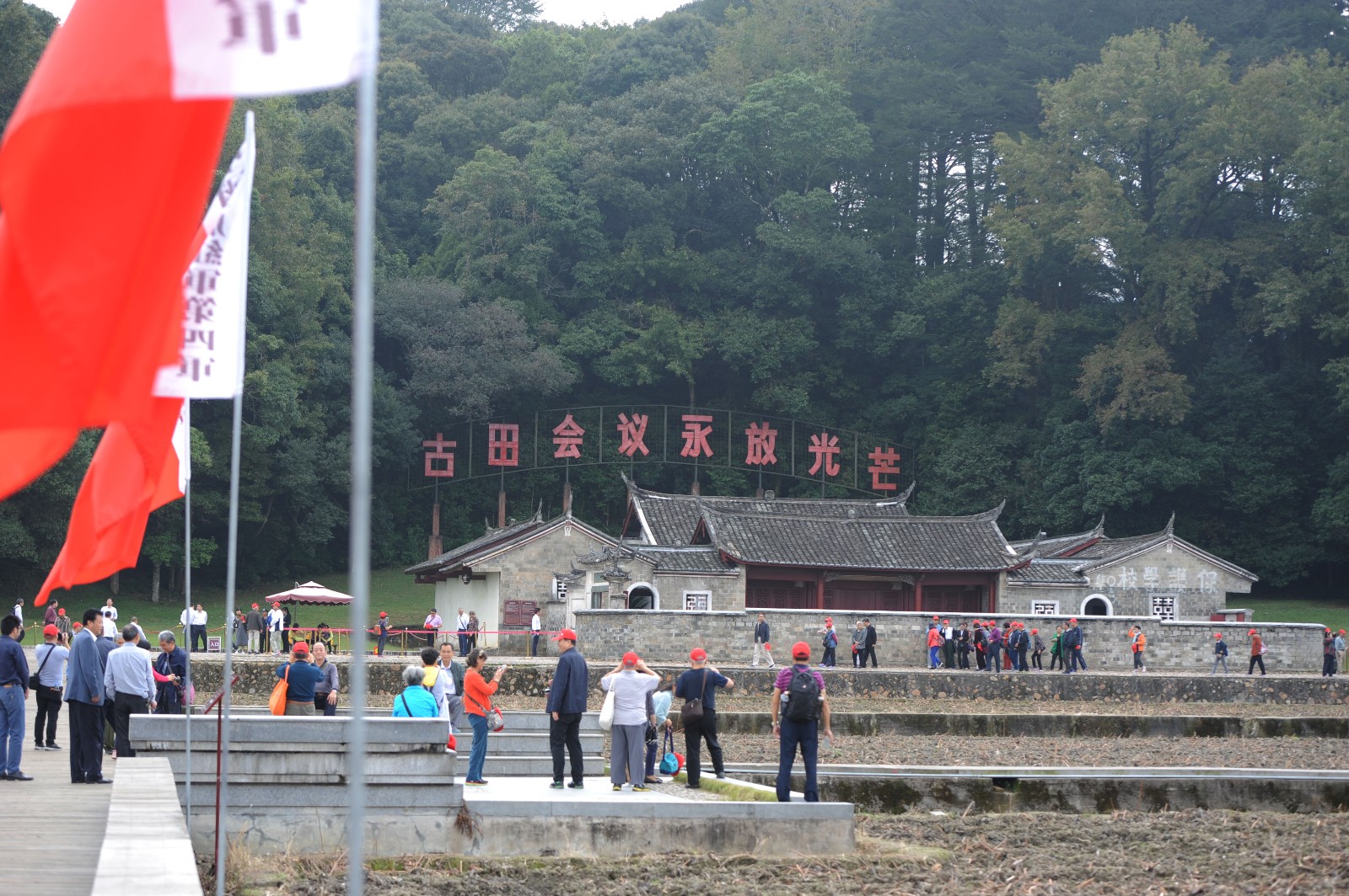 福建上杭:游客穿着红军服参观古田会议会址 接受革命传统教育