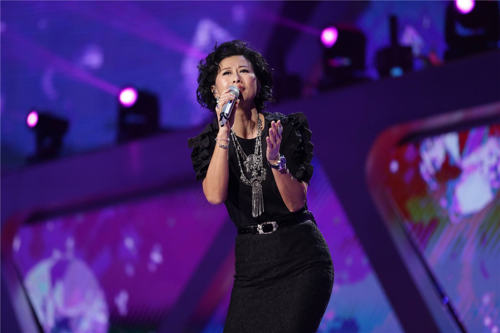 57岁叶倩文热力开唱皮肤松弛身材走样遮点式衣服吓到观众