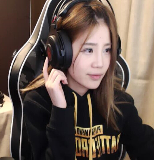 斗鱼前吃鸡一姐素颜直播吓坏网友 十级美颜都带不动她的脸