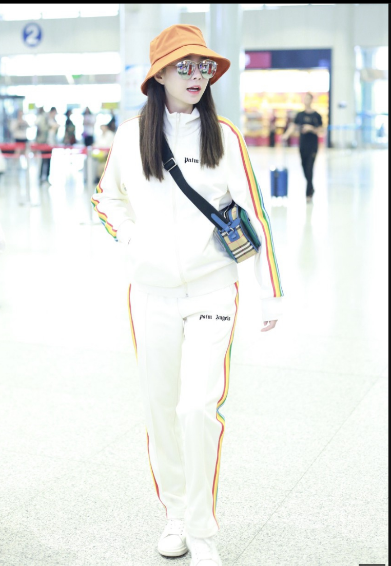 沈梦辰戴墨镜穿白色运动装现身机场 皮肤白皙笑容灿烂