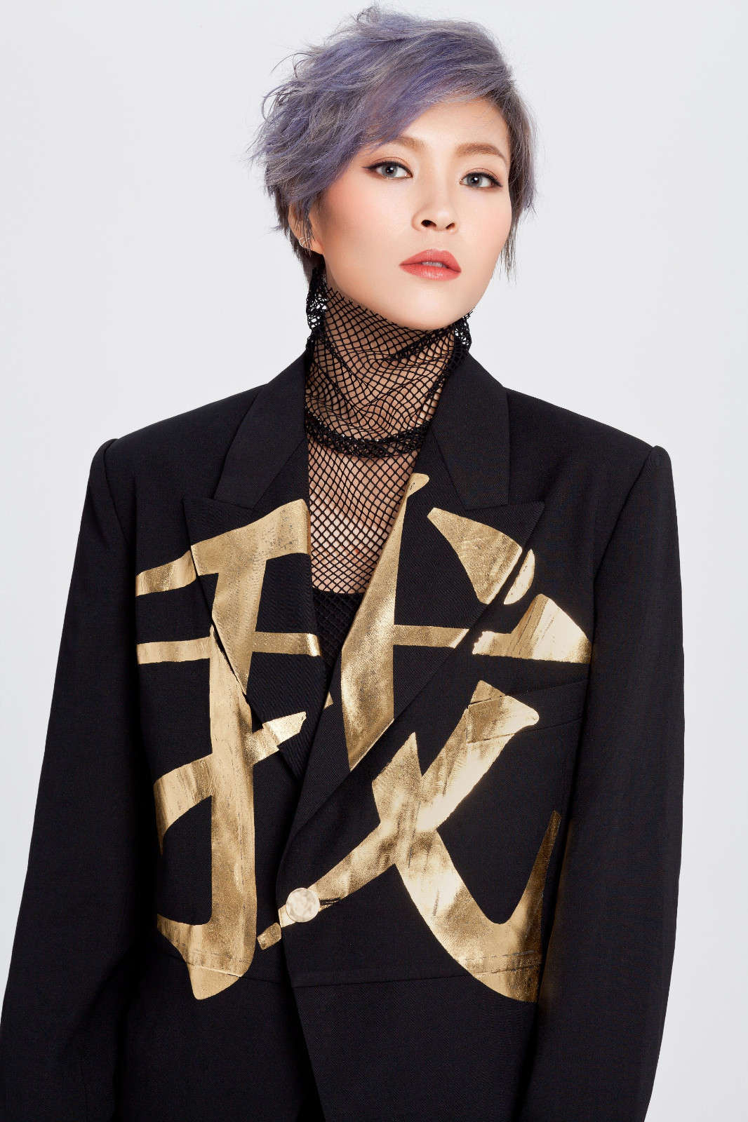 毕夏全新短发造型亮眼望撕掉标签重新定义自己