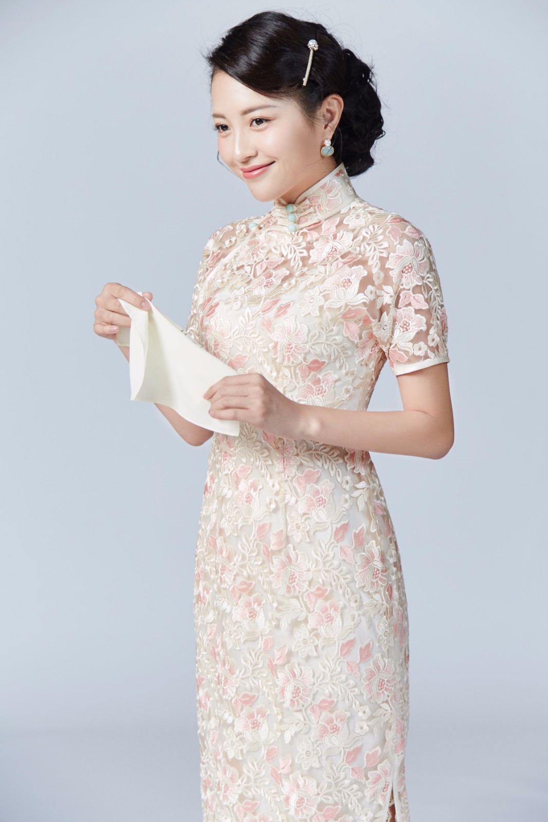 《潜伏》首演在即,近日,扮演女主角"翠平"之一的包文婧曝光了一组旗袍