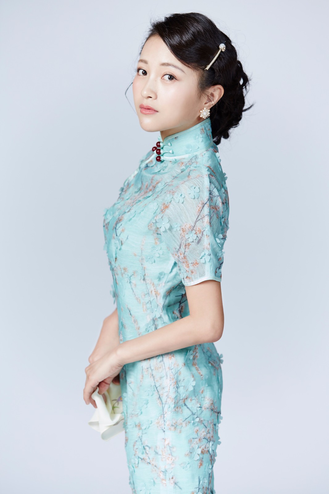 《潜伏》首演在即,近日,扮演女主角"翠平"之一的包文婧曝光了一组旗袍