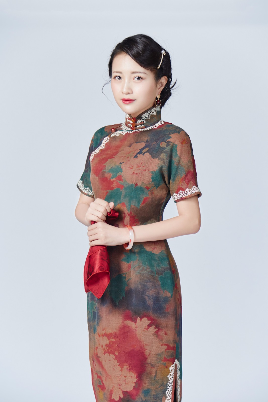 《潜伏》首演在即,近日,扮演女主角"翠平"之一的包文婧曝光了一组旗袍