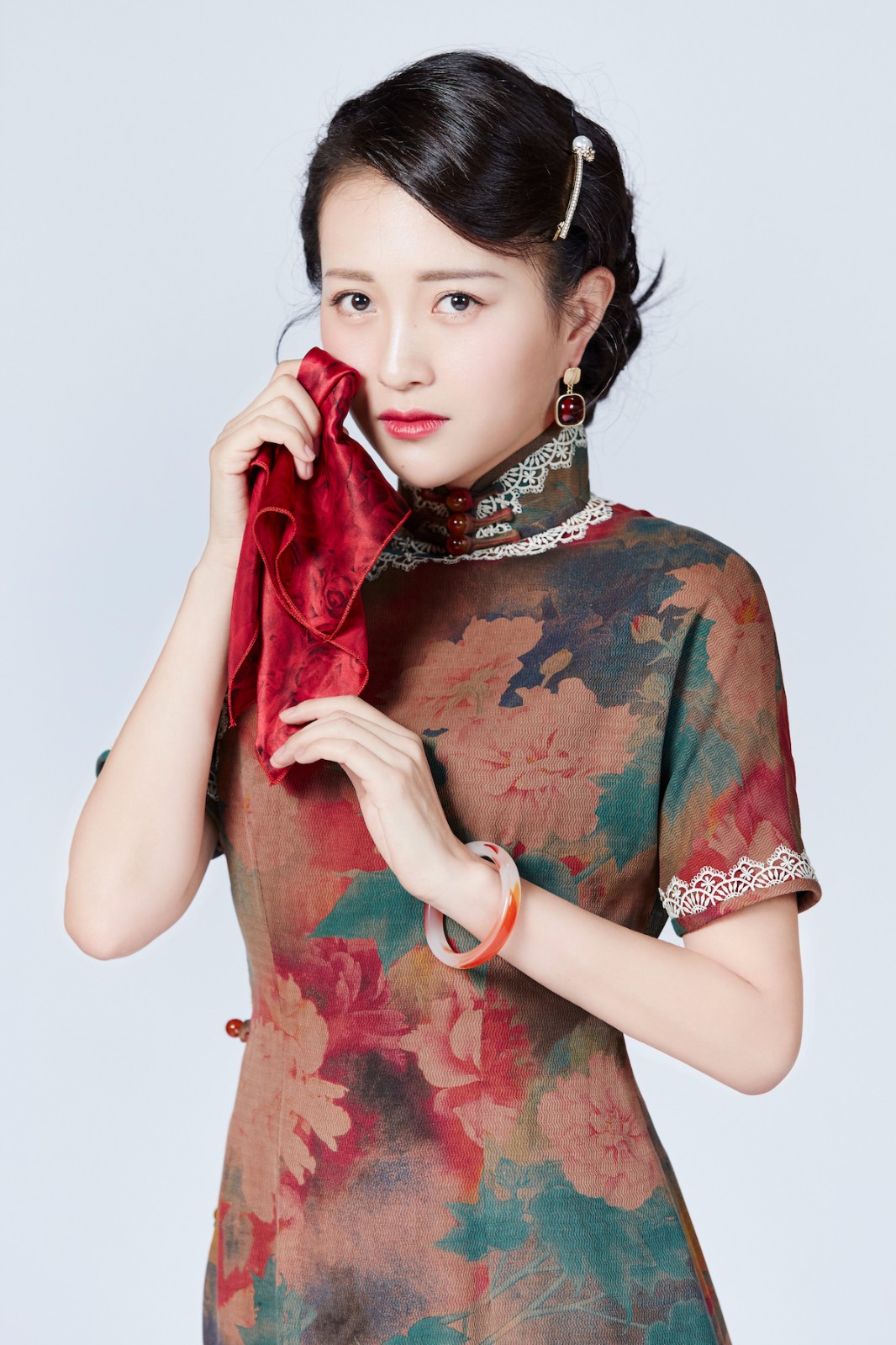 《潜伏》首演在即,近日,扮演女主角"翠平"之一的包文婧曝光了一组旗袍