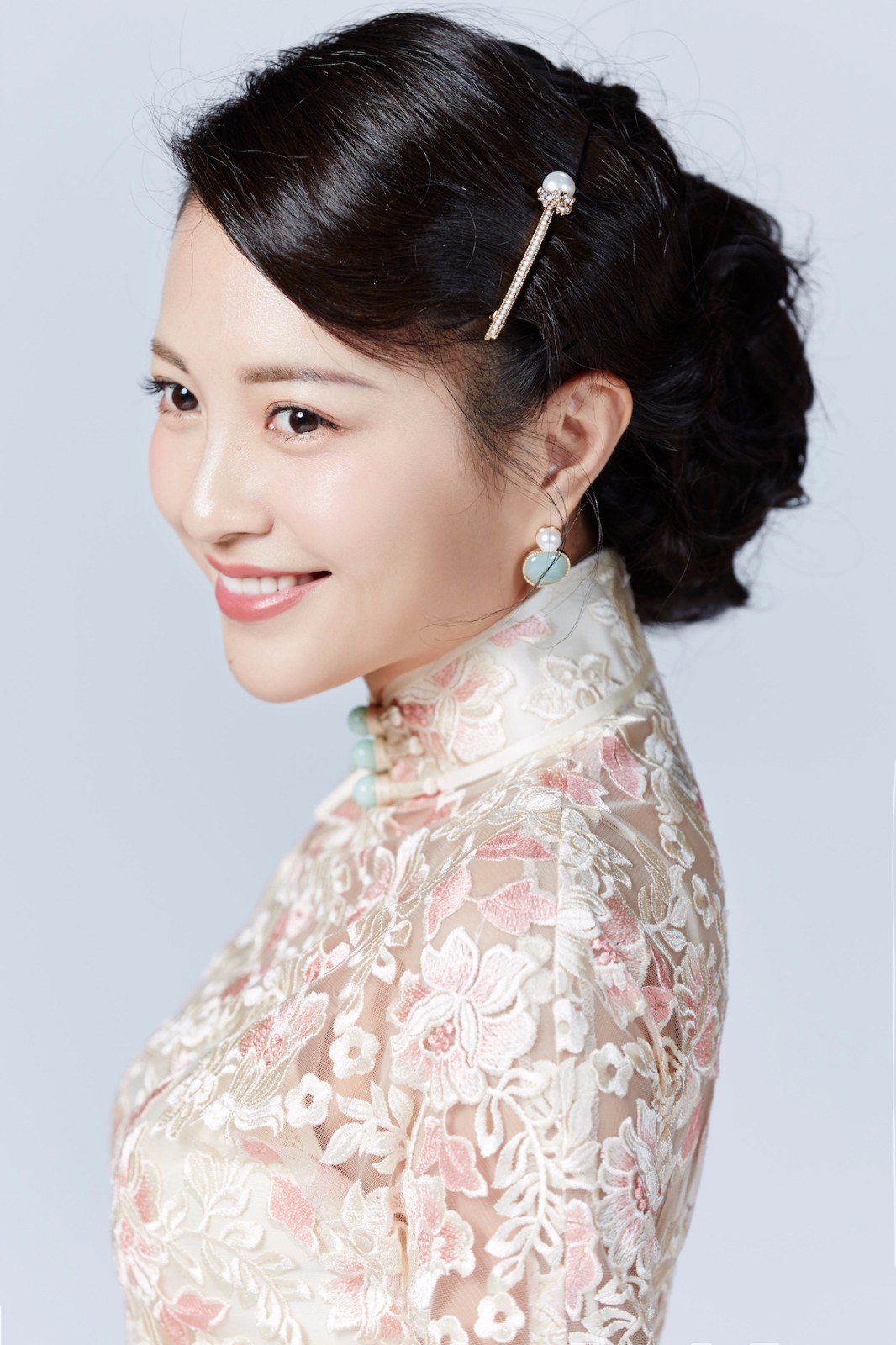 《潜伏》首演在即,近日,扮演女主角"翠平"之一的包文婧曝光了一组旗袍