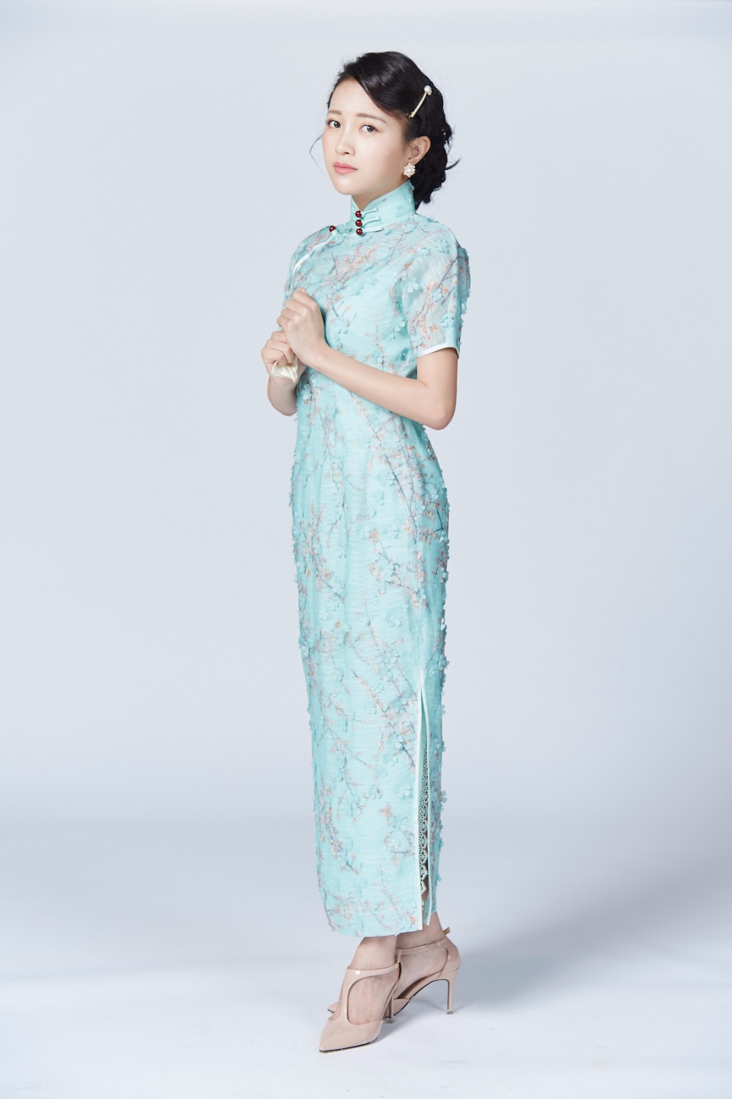 《潜伏》首演在即,近日,扮演女主角"翠平"之一的包文婧曝光了一组旗袍