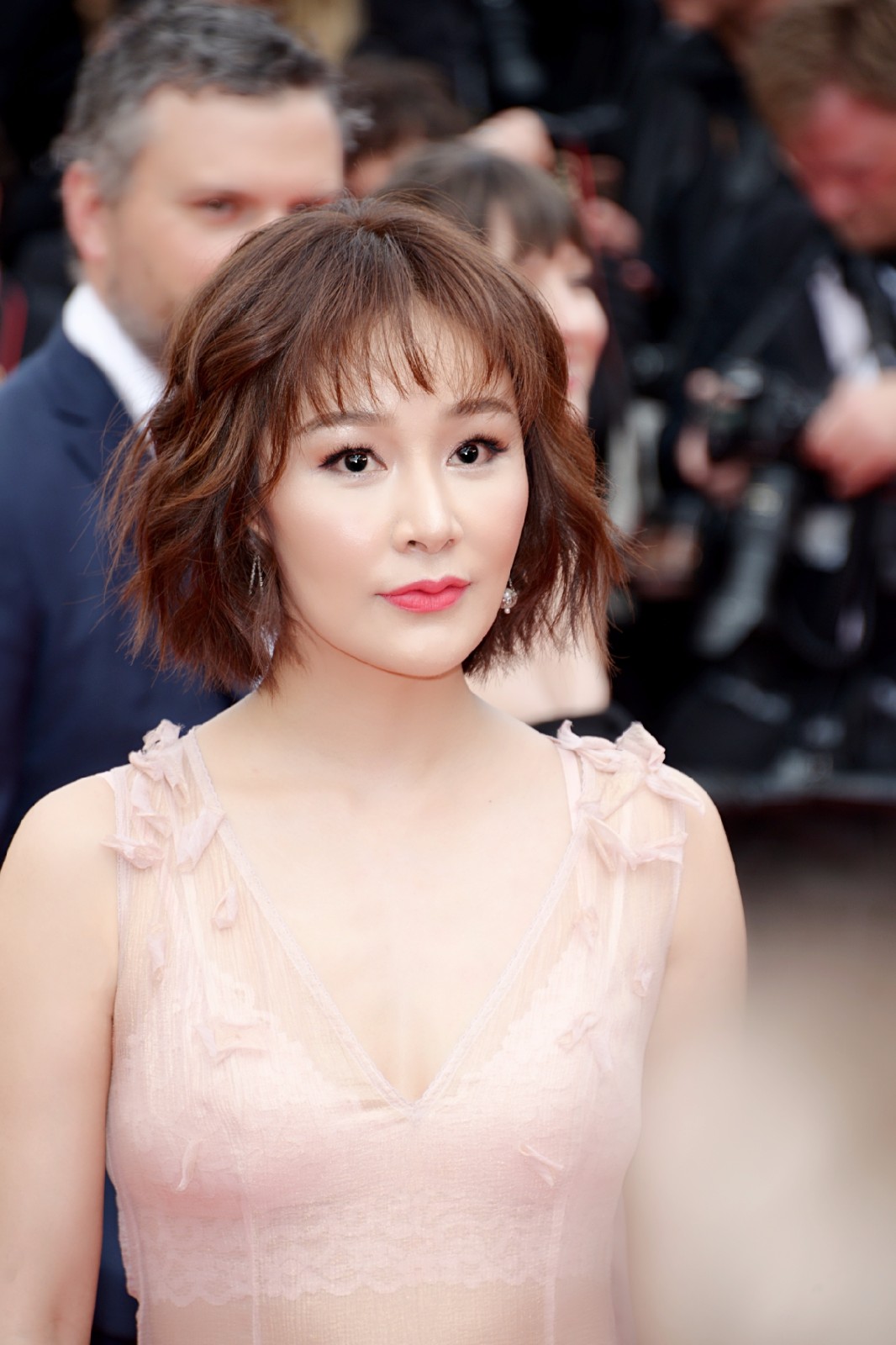 胡蓉蓉赴戛纳电影节 携电影作品《空》亮相开幕式红
