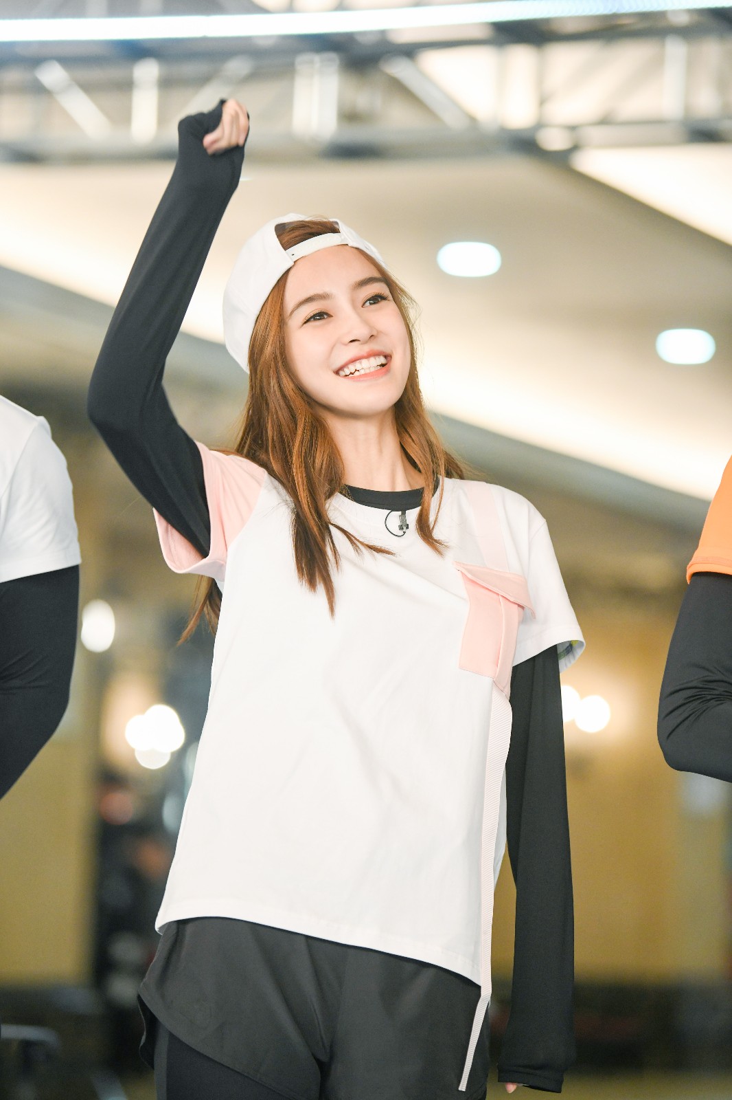 奔跑吧angelababy浑身被水浇湿,但素颜的baby还是那么漂亮