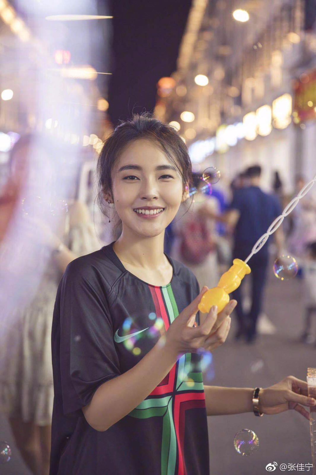 张佳宁厦门街头重拾童心 露齿甜笑少女感十足