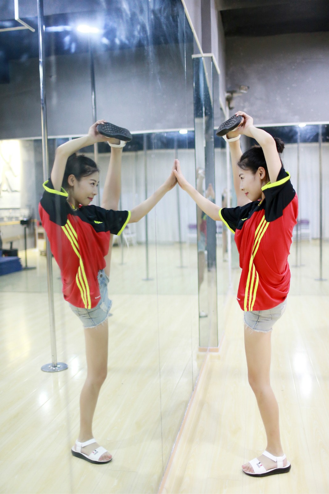 为世界杯打call!足球宝贝钢管舞助威比利时队