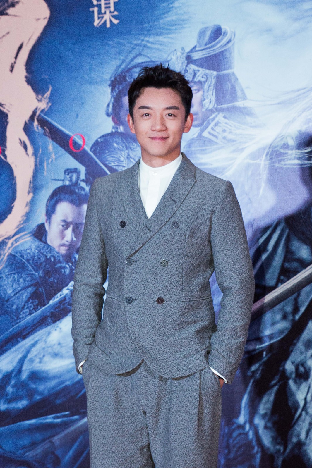 郑恺《影》首映礼发布会大秀书法 张艺谋夸其演技“惊艳”