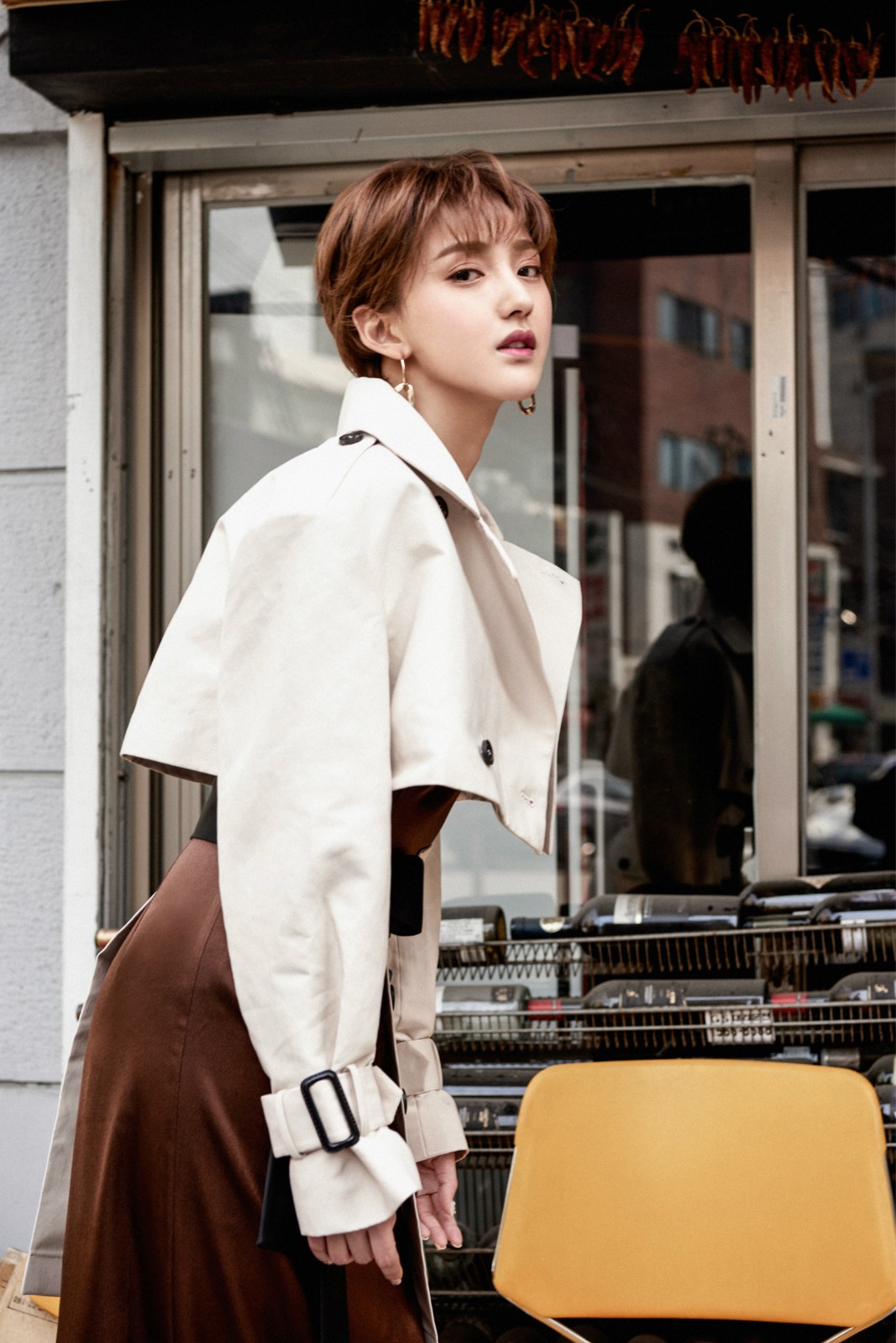 艾晓琪现身首尔时装周 利落短发在韩引热潮