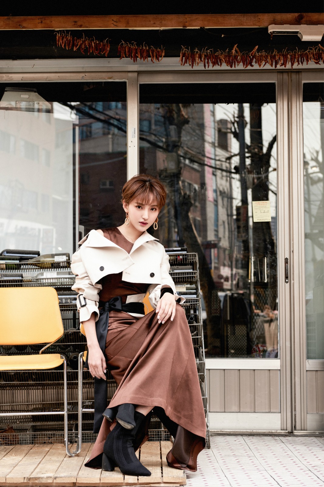 艾晓琪现身首尔时装周 利落短发在韩引热潮