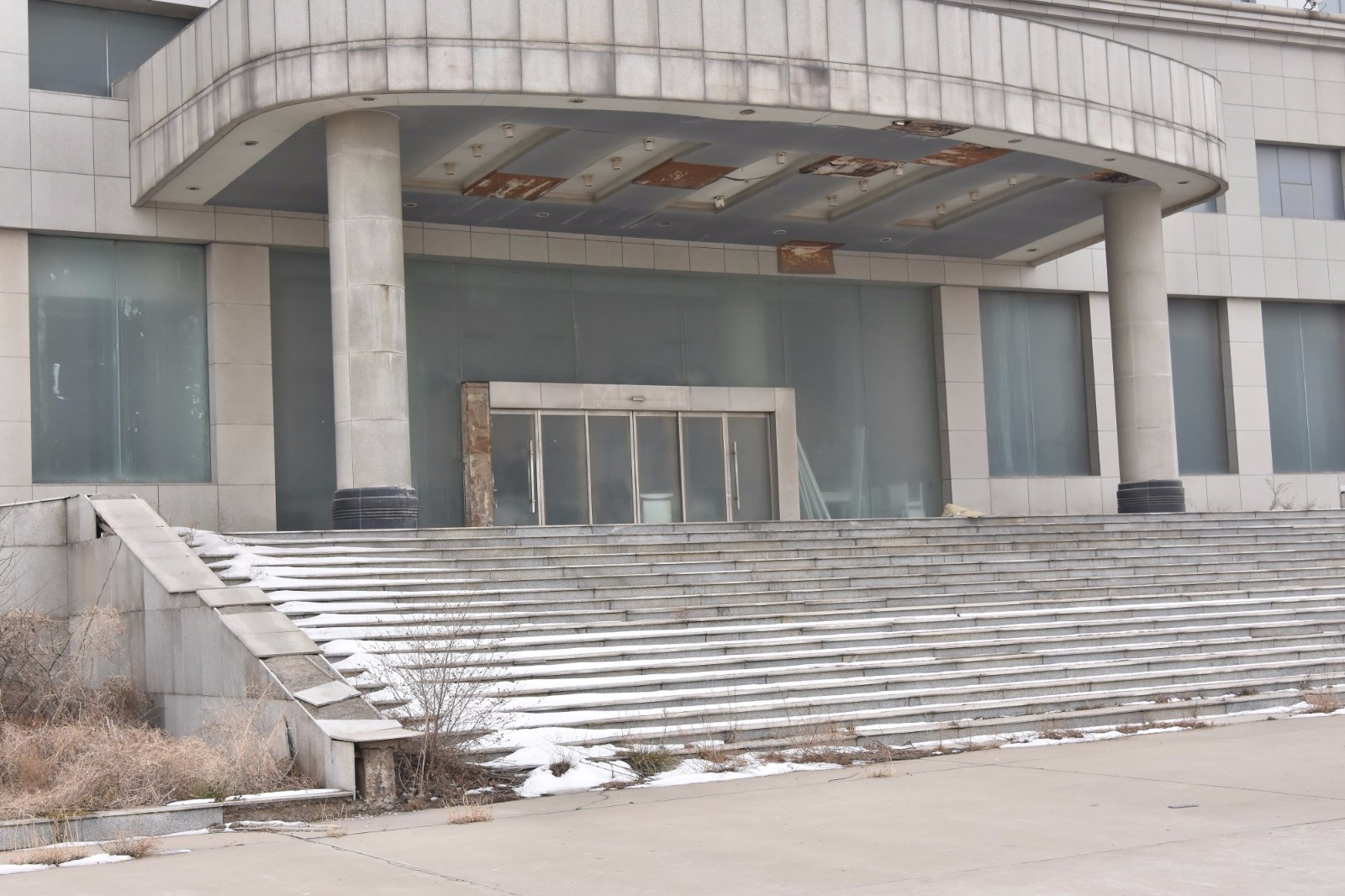 如今昔日的明星企业在市场激烈的竞争中败下阵来,高大豪华的办公大楼