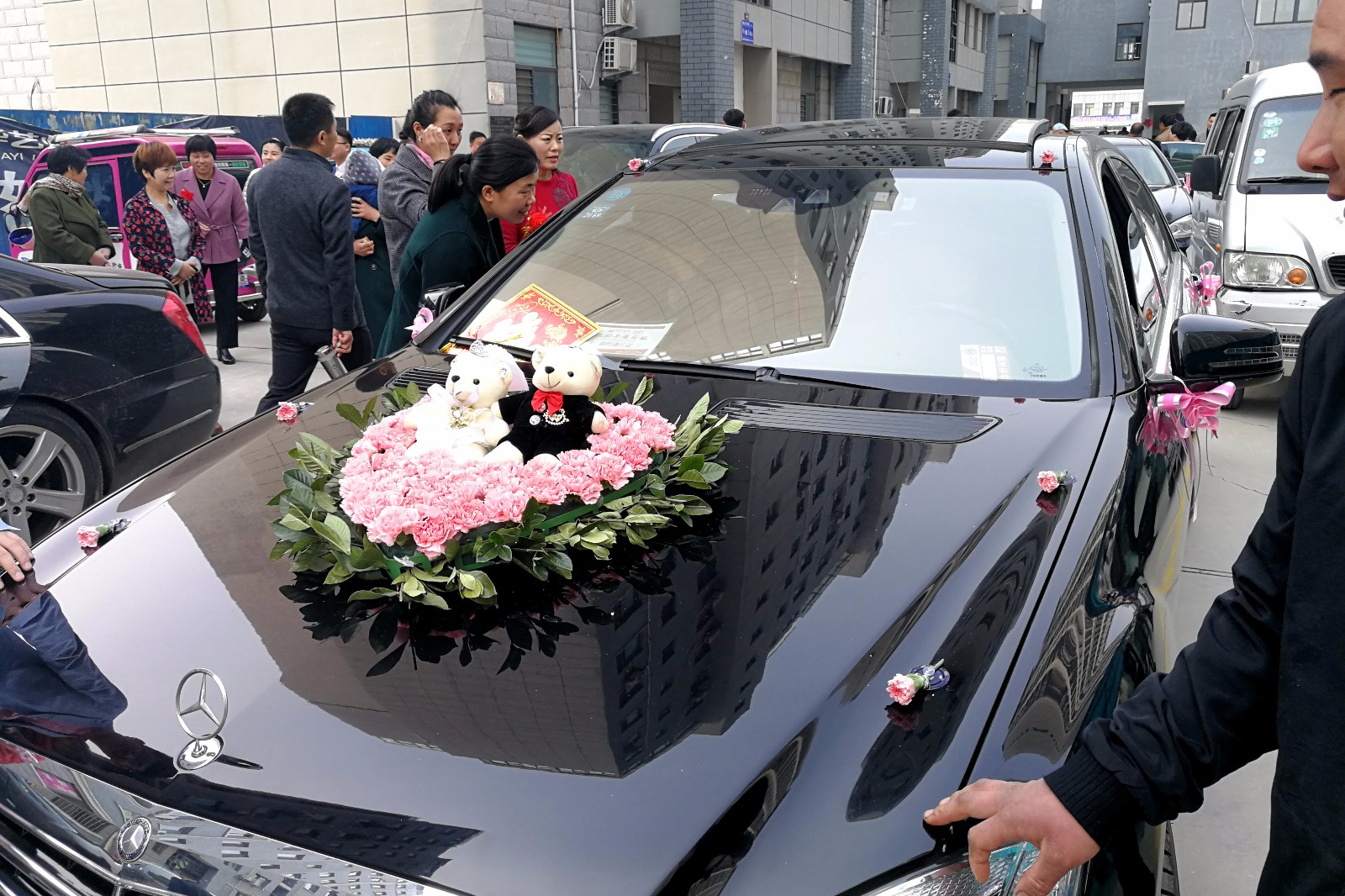 新郎新娘两家相距只有50米 12辆豪华迎亲婚车一加油门就到了