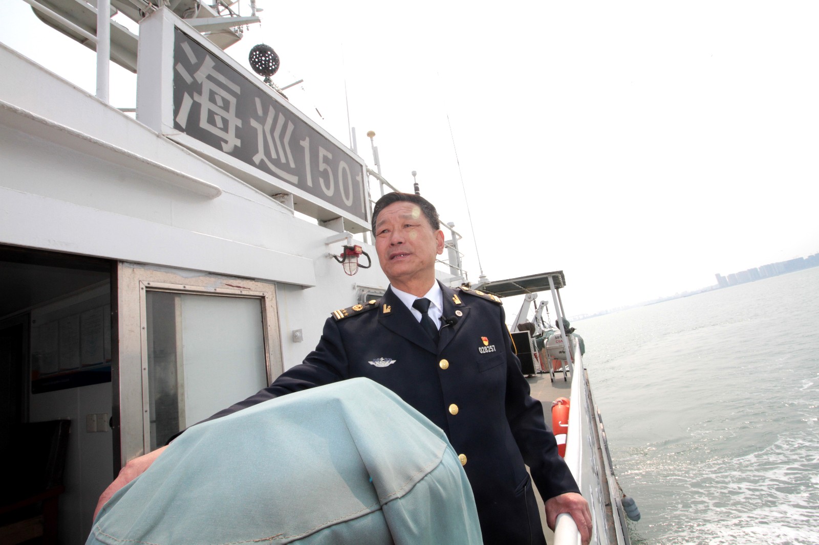 60岁老船长海上护航40年,退休前换完最后一个航标