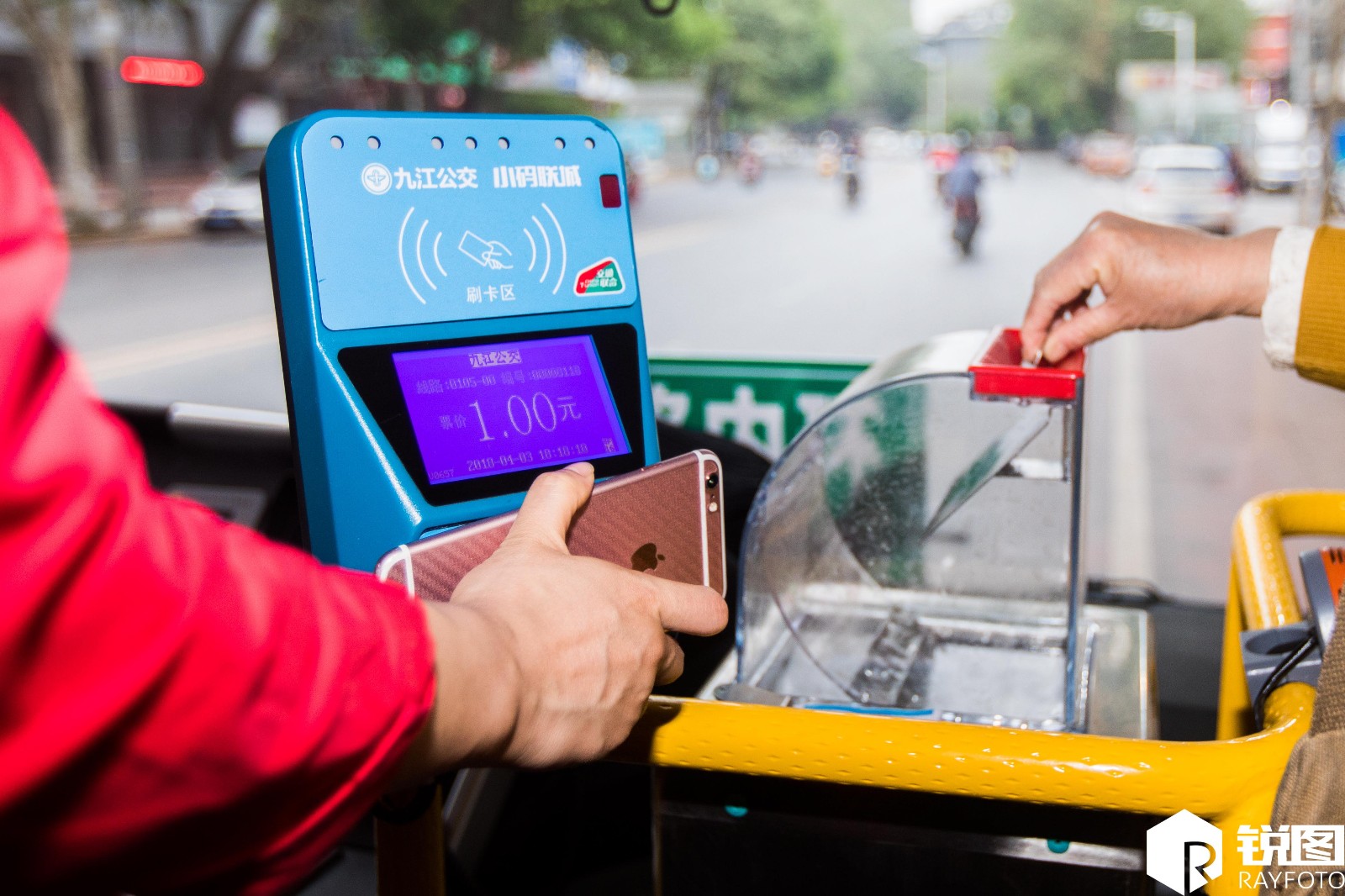 游戏币,纽扣,中国儿童银行?公交投币箱里居然有这些东西