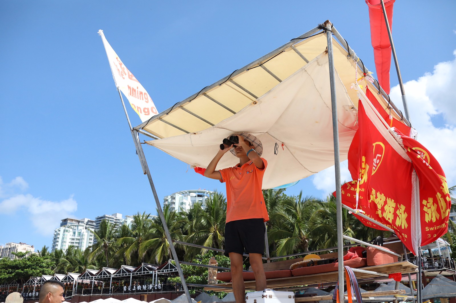 "夺命海滩"上的救生员:顶烈日晒脱皮 只为游客安全_新浪看点
