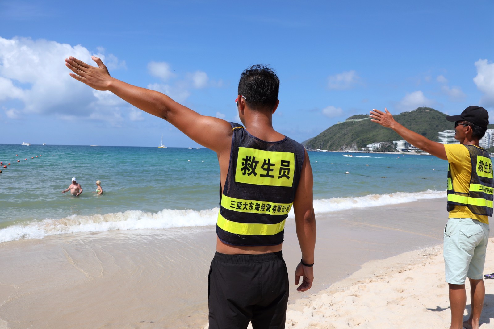 "夺命海滩"上的救生员:顶烈日晒脱皮 只为游客安全