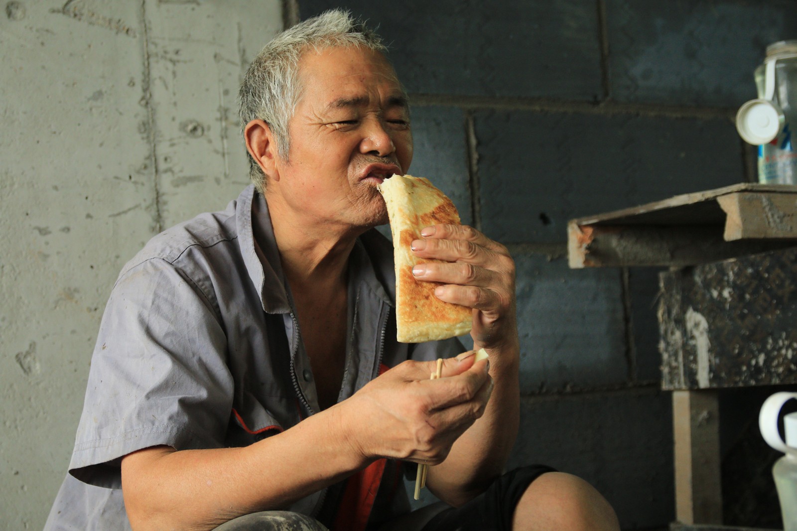 堂堂七尺男儿穿针引线,身着肚兜赚"生活",你认为这可笑吗?