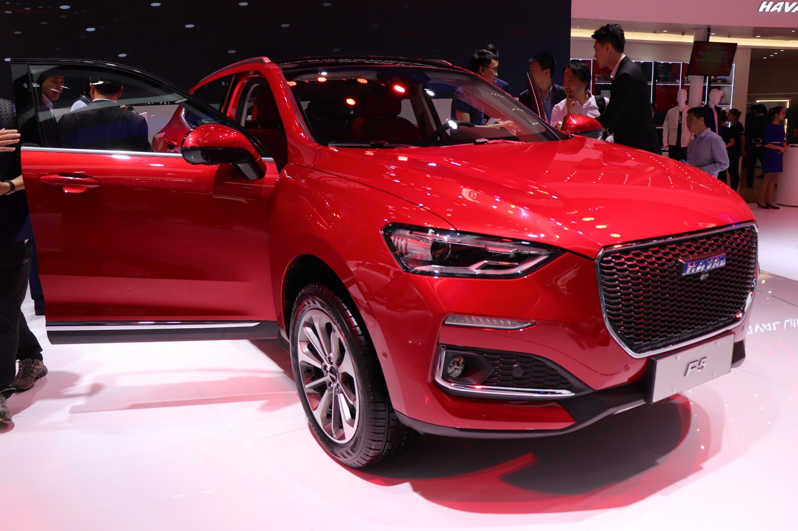 这个颜色还是不错的,说真的,红色的suv真的比较少.