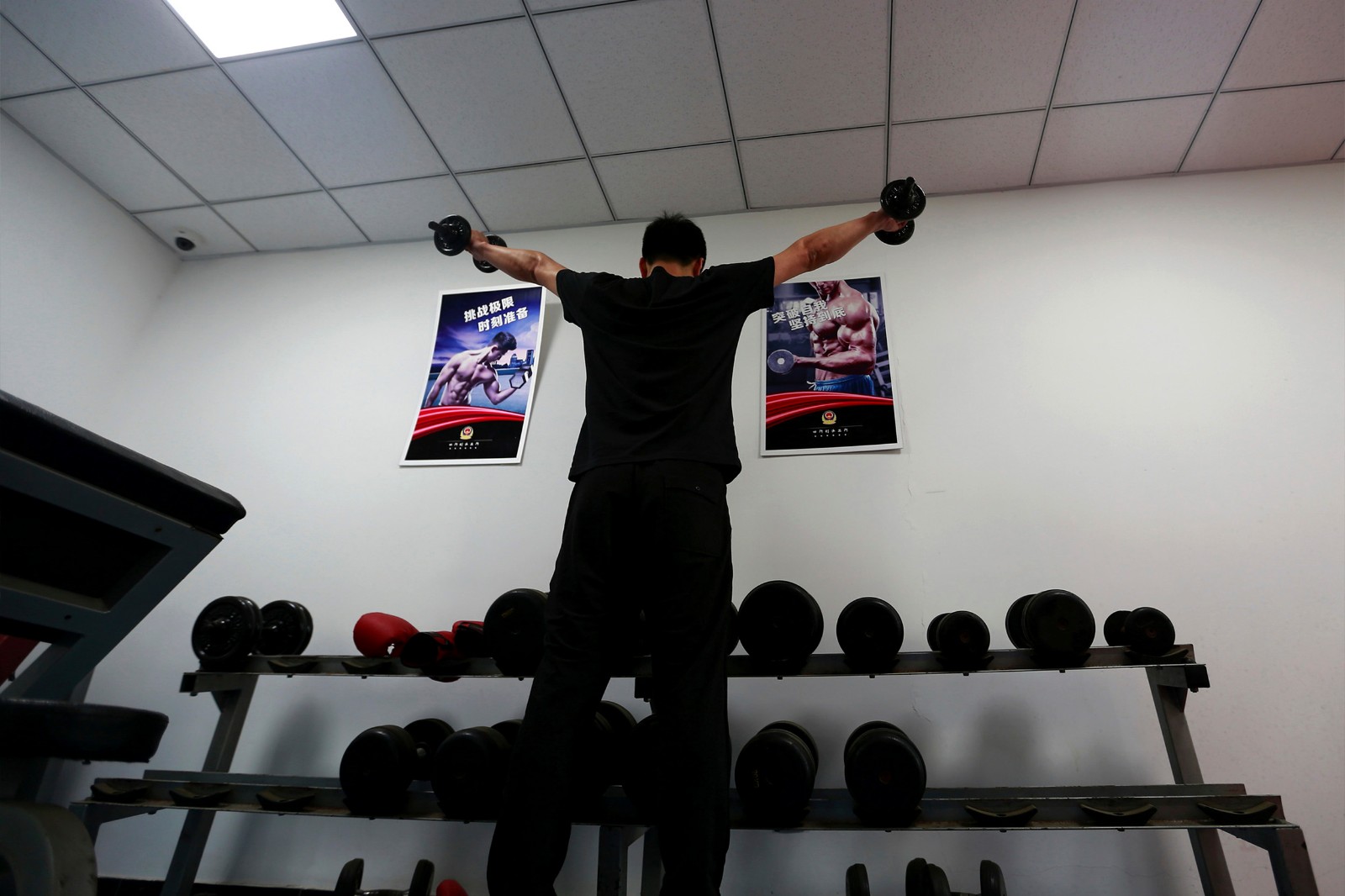 图为在工作间隙,王海会在健身房里锻炼,随时准备着与嫌疑人来一场体能