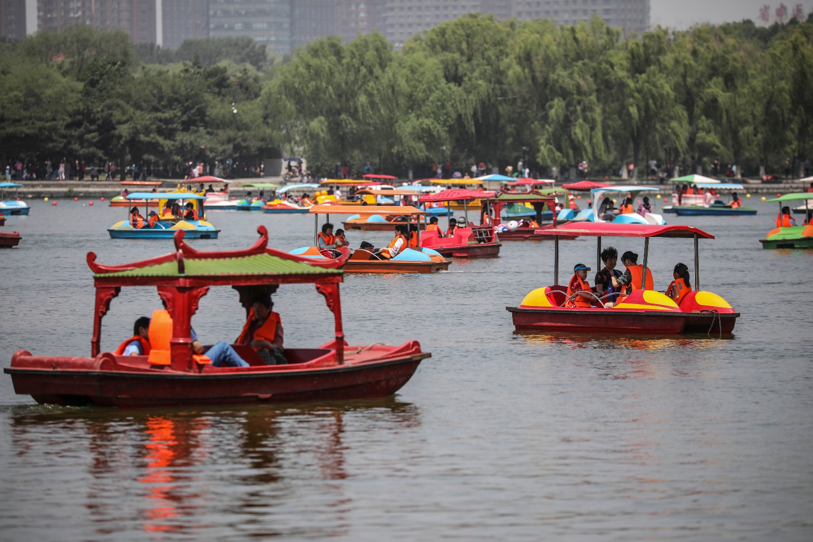 全民过六一沈阳北陵公园出现久违盛况游人排长队购票