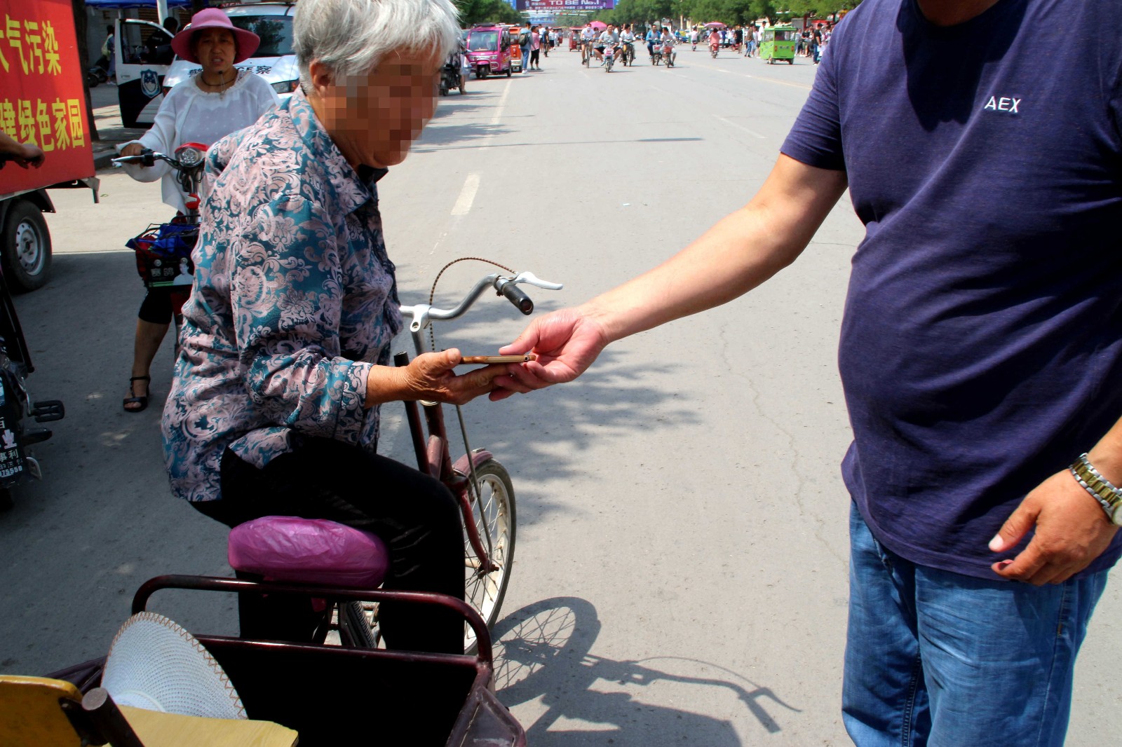老人捡到手机,失主接过来就走,路人:好歹也给老太太买瓶水啊