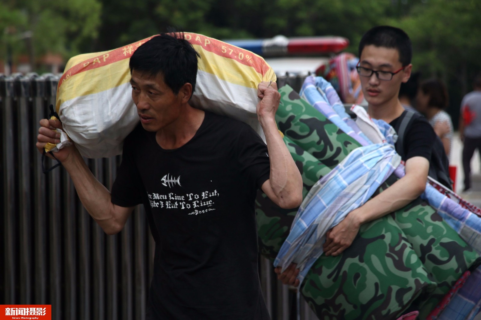 高考后告别住校生活,父母替孩子扛行李感动网友