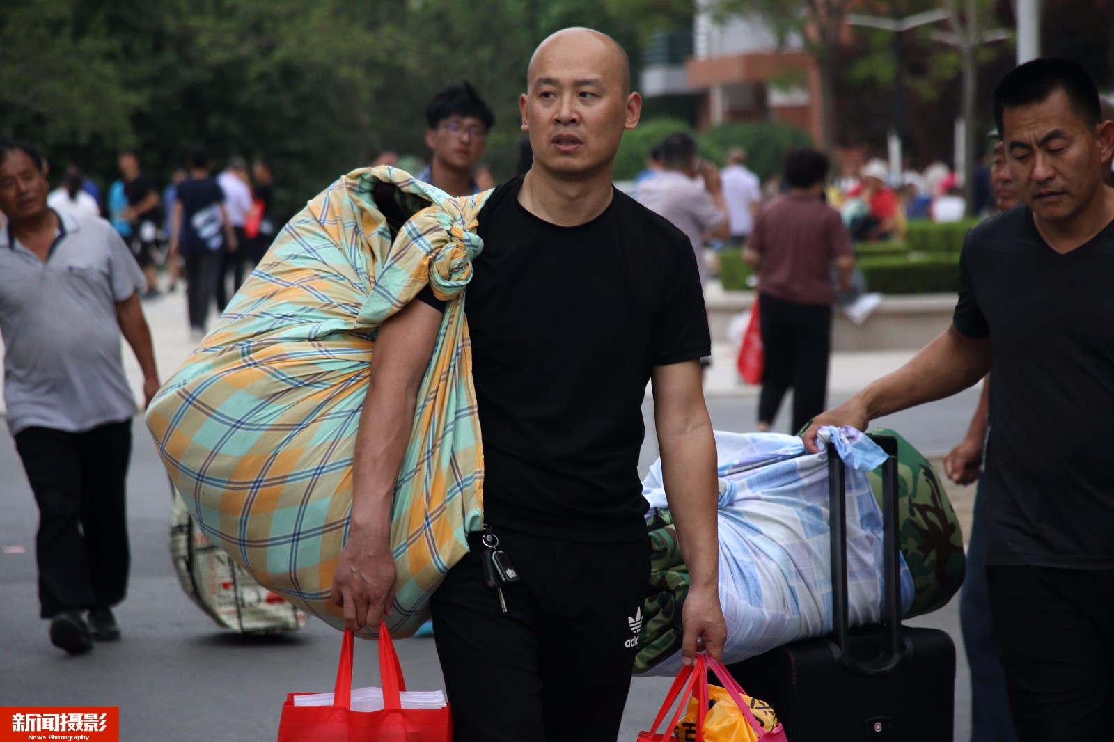高考后告别住校生活,父母替孩子扛行李感动网友