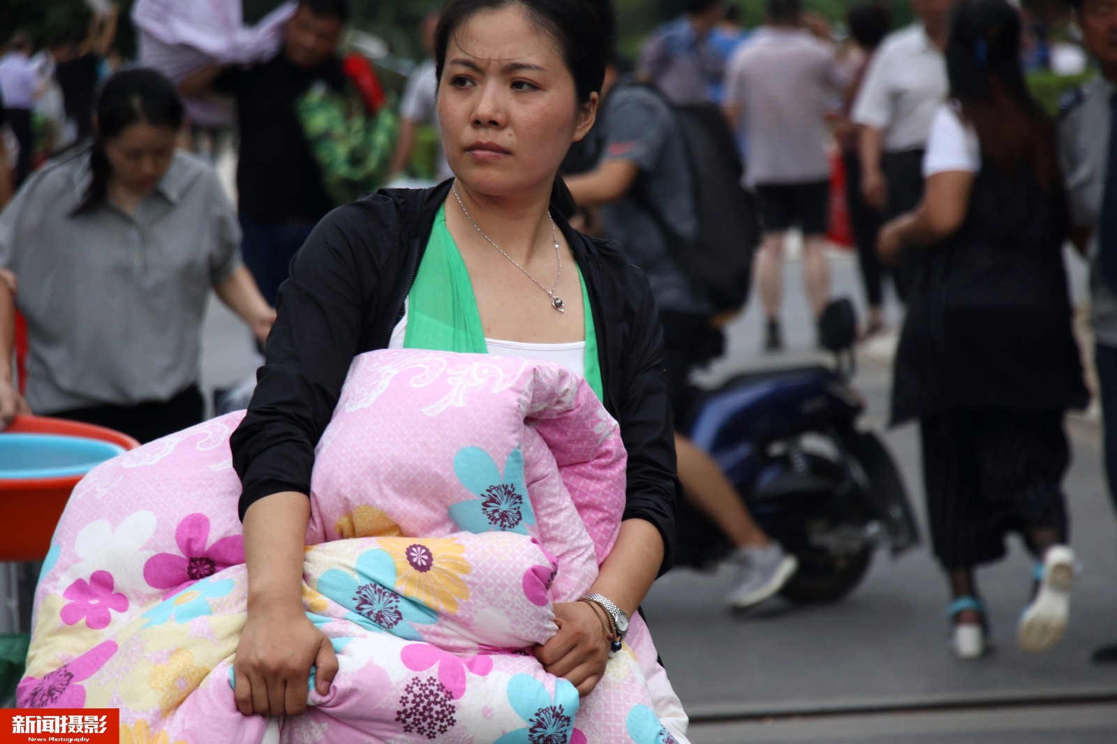 高考后告别住校生活,父母替孩子扛行李感动网友
