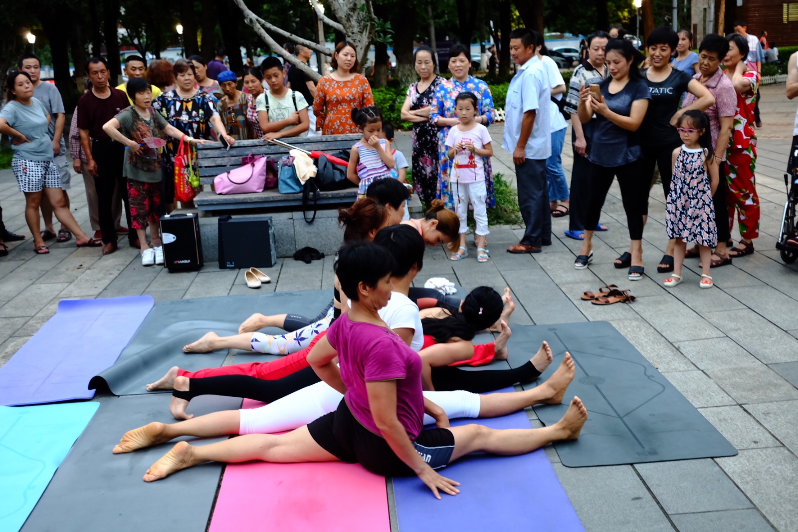 万州美女领大妈户外练瑜伽集体劈下惊艳一字马路人驻足围观